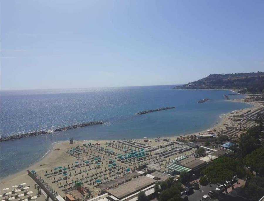 Casa Noemi, A Pochi Passi Dalle Spiagge E Dal Centro Di Arma Di Taggia. Εξωτερικό φωτογραφία